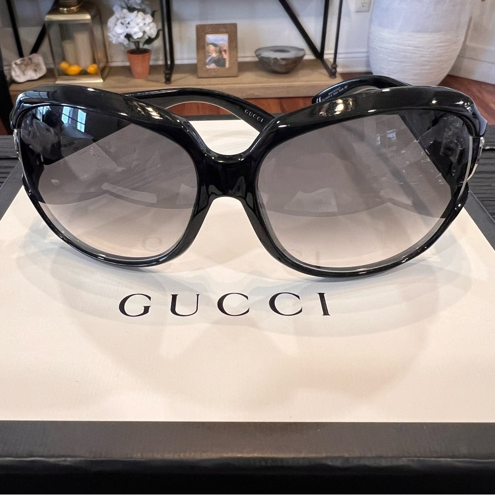 Gucci Black Sunglasses w/ Vintage Knight Logo in Silver- EUC! - Picture 4 of 12